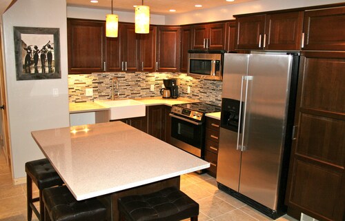 Lux Condo 1BR/1BA in Mountainside - KING bed - Free Wifi 500+mbps - HUGE Shower