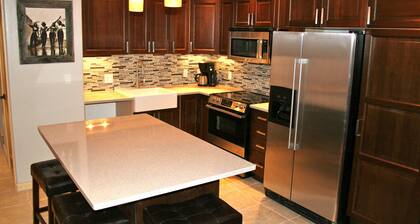 Lux Condo 1BR/1BA in Mountainside - KING bed - Free Wifi 500+mbps - HUGE Shower