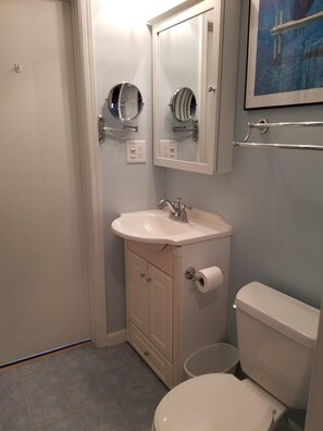 Combined shower/bathtub