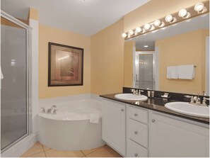 Ensemble douche/baignoire, sèche-cheveux, serviettes fournies