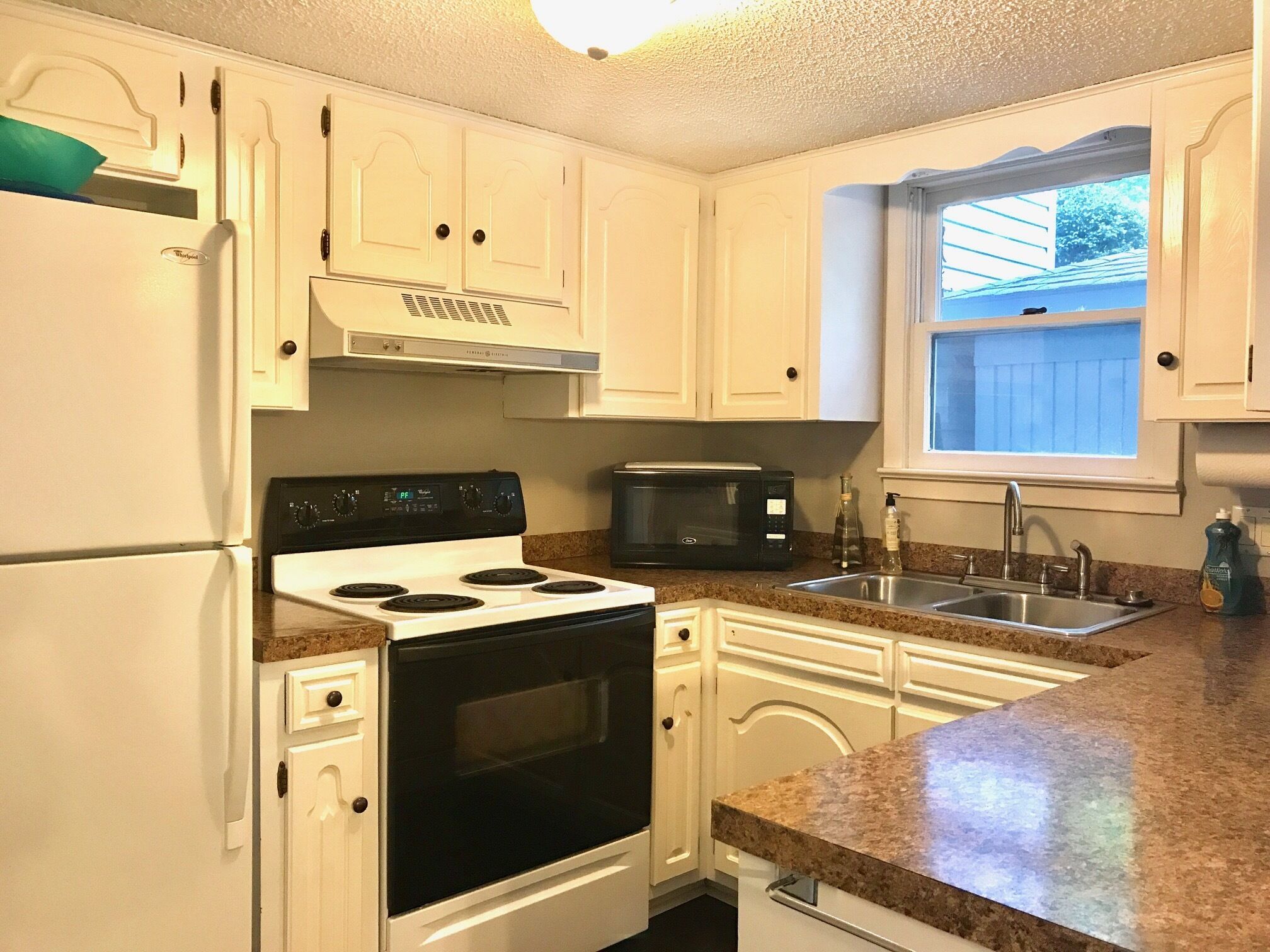 Beautifully Decorated 2 Bedroom Townhome! 