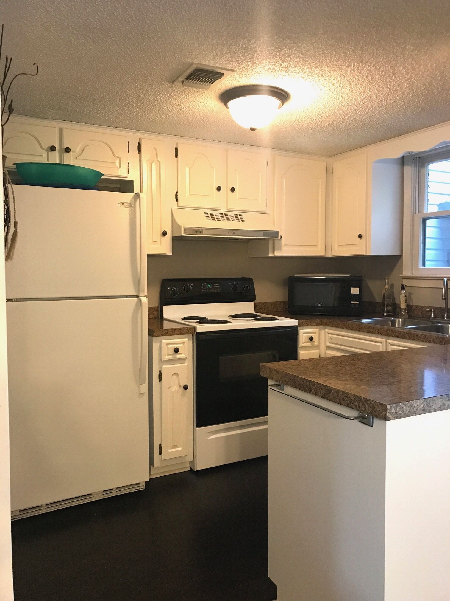 Beautifully Decorated 2 Bedroom Townhome! 