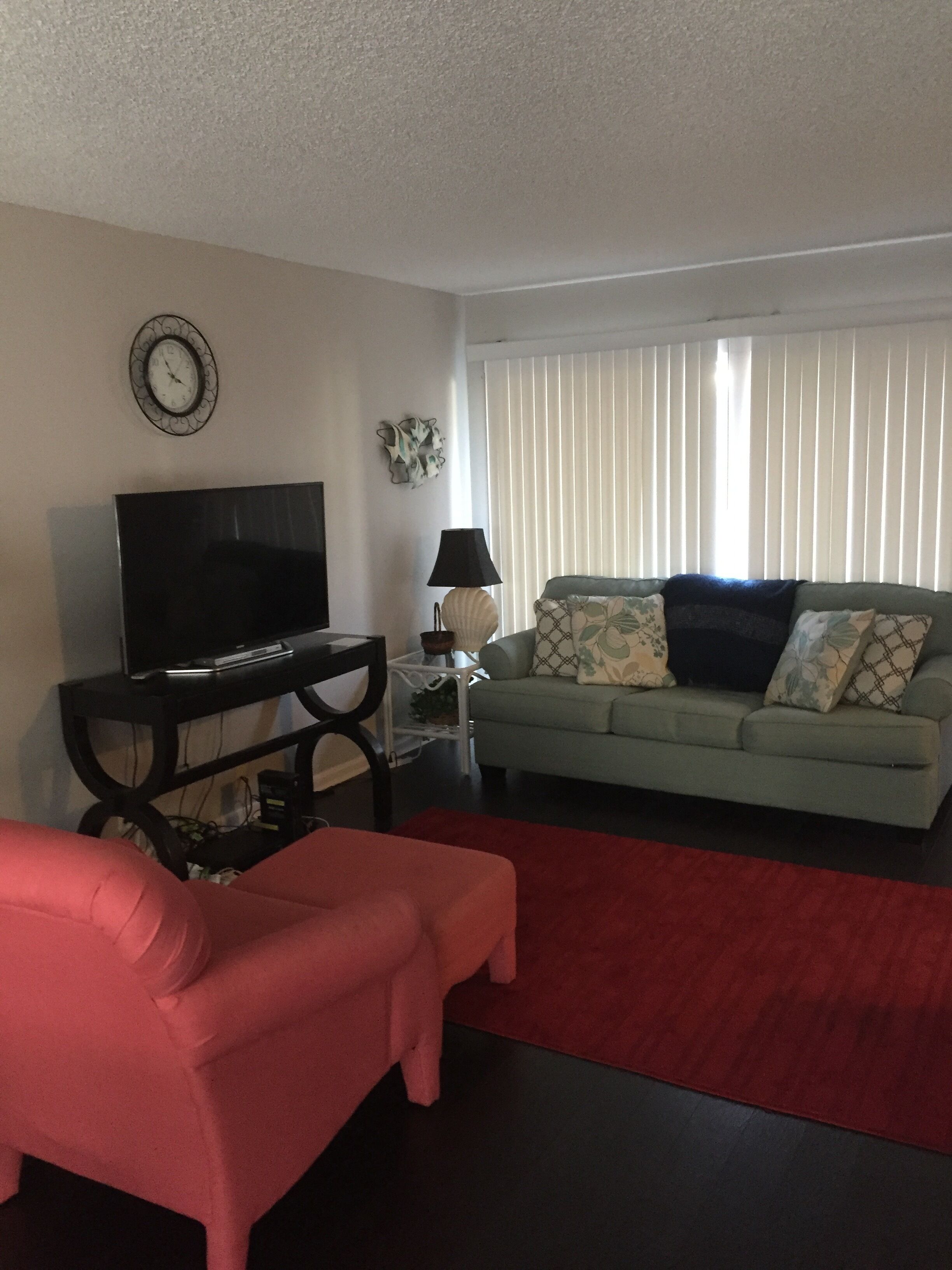 Beautifully Decorated 2 Bedroom Townhome! 