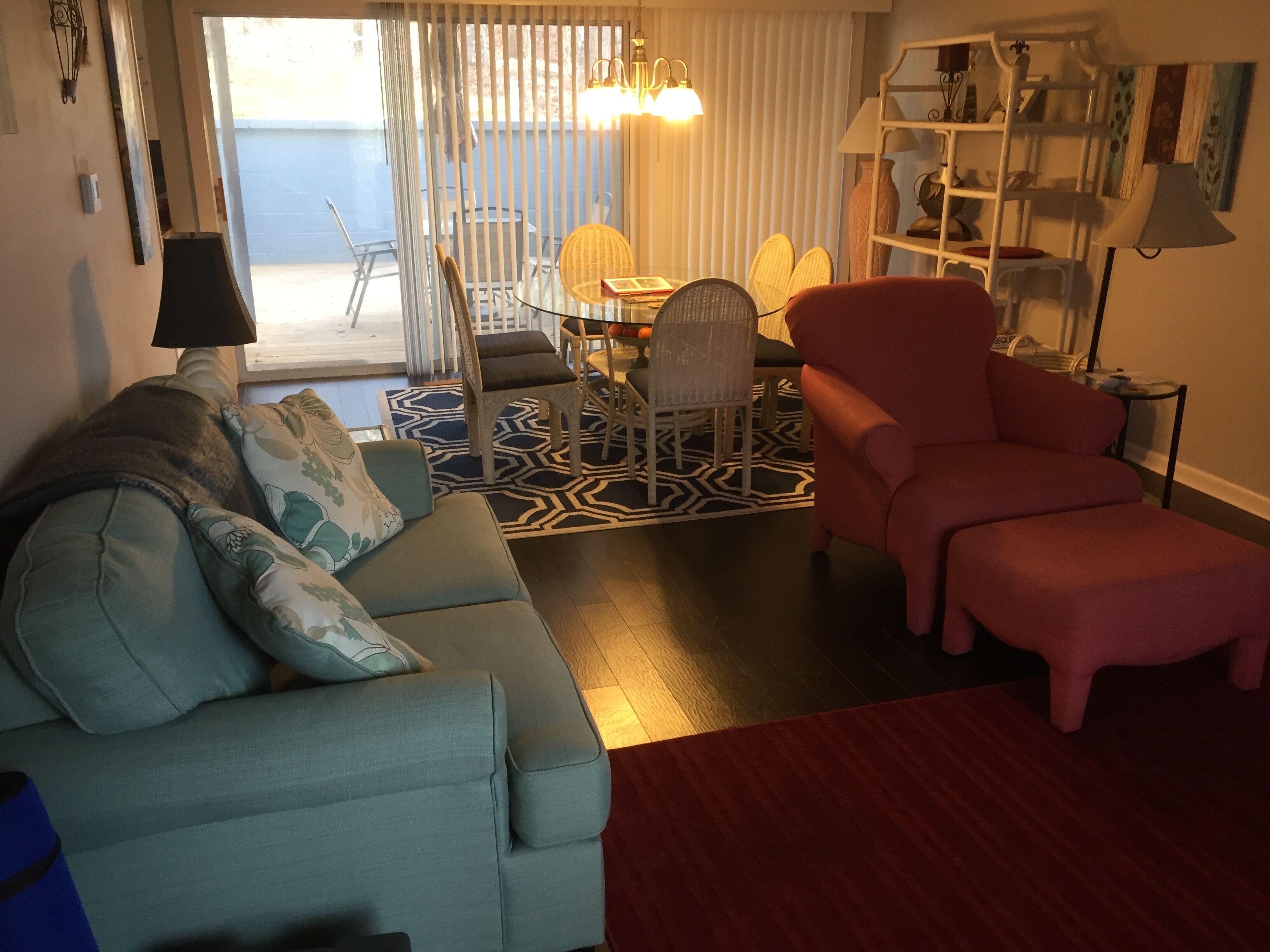 Beautifully Decorated 2 Bedroom Townhome! 