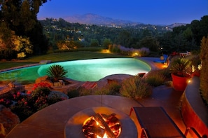 Outdoor pool, an infinity pool - Special Pricing for a Private Estate, Immaculate & ' One of a Kind ' Atmosphere (Lafayette)