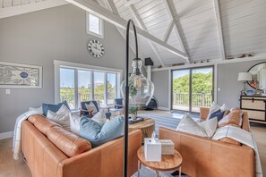 Smart-tv, eldstad och böcker