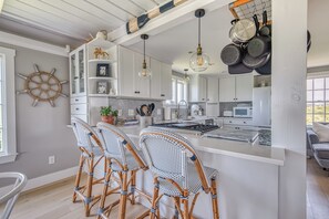 Kylskåp, mikrovågsugn, ugn och spishäll