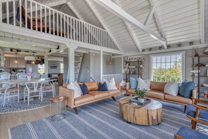 Smart-tv, eldstad och böcker