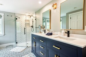 Combined shower/tub, hair dryer, towels - Privacy and Views on Nantucket Island (Nantucket)