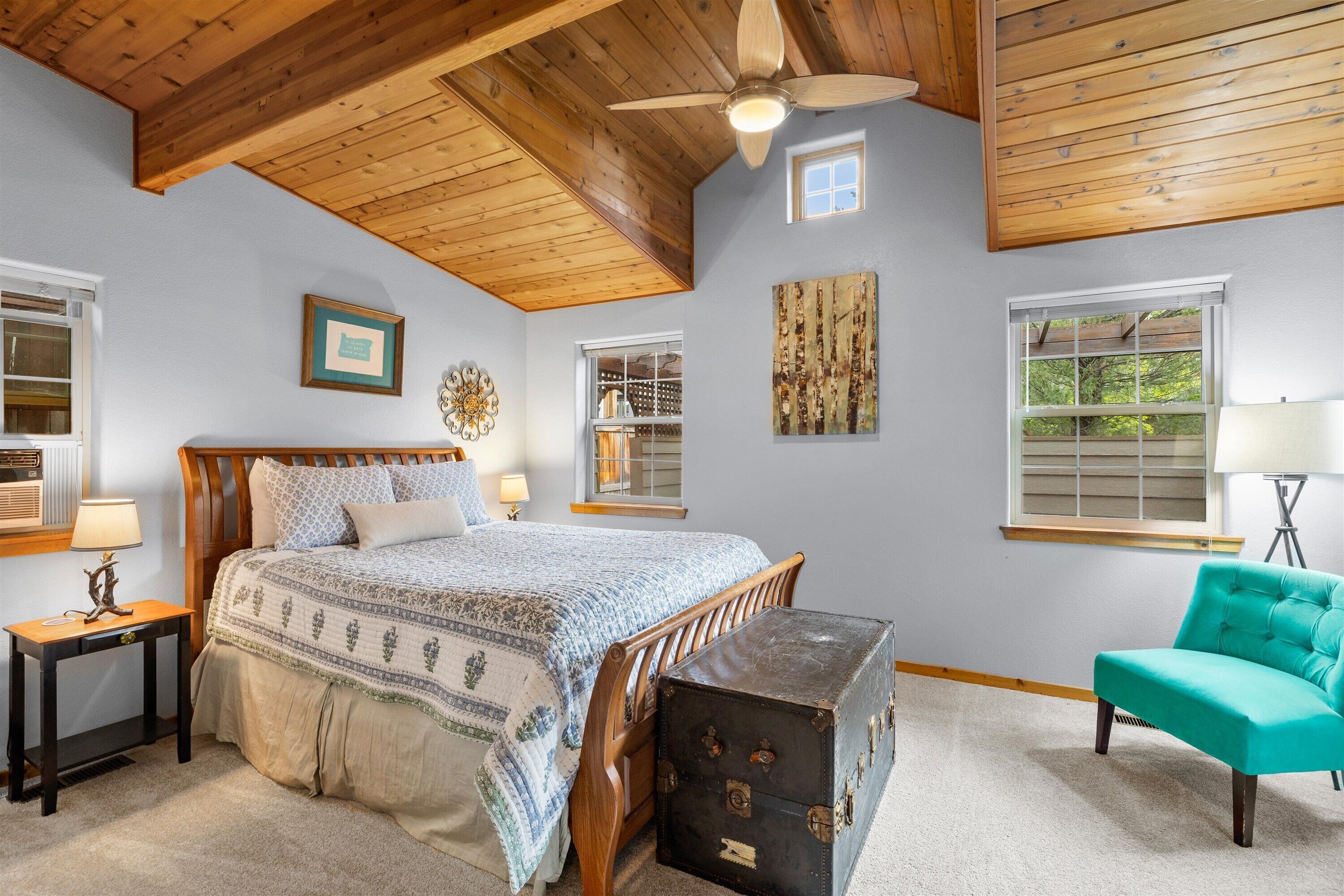 2 chambres, bureau, fer et planche à repasser, lit parapluie