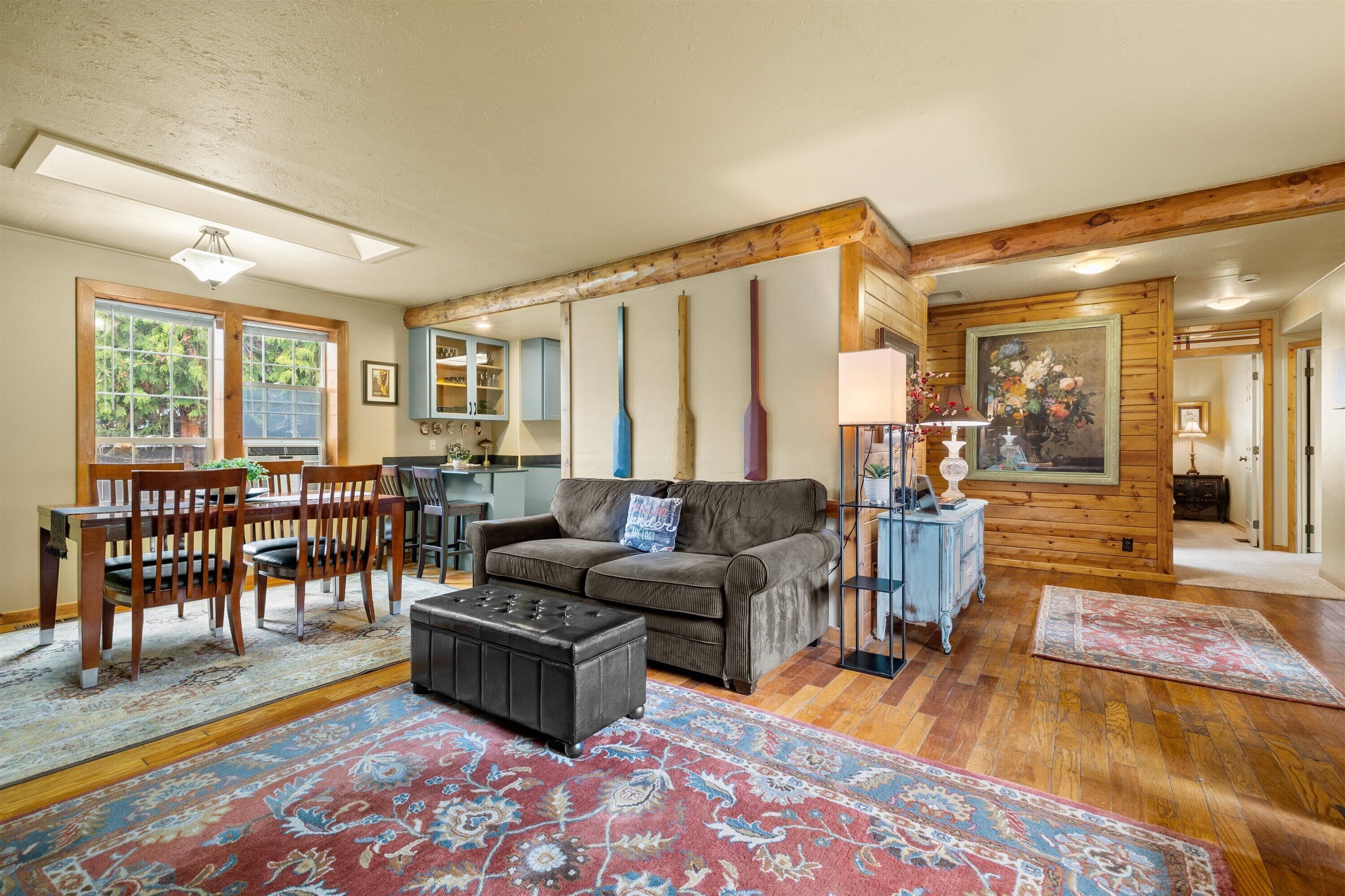 TV connectée, cheminée, lecteur de DVD, livres