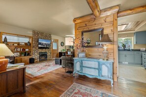 スマートテレビ、暖炉、DVD プレーヤー、書庫