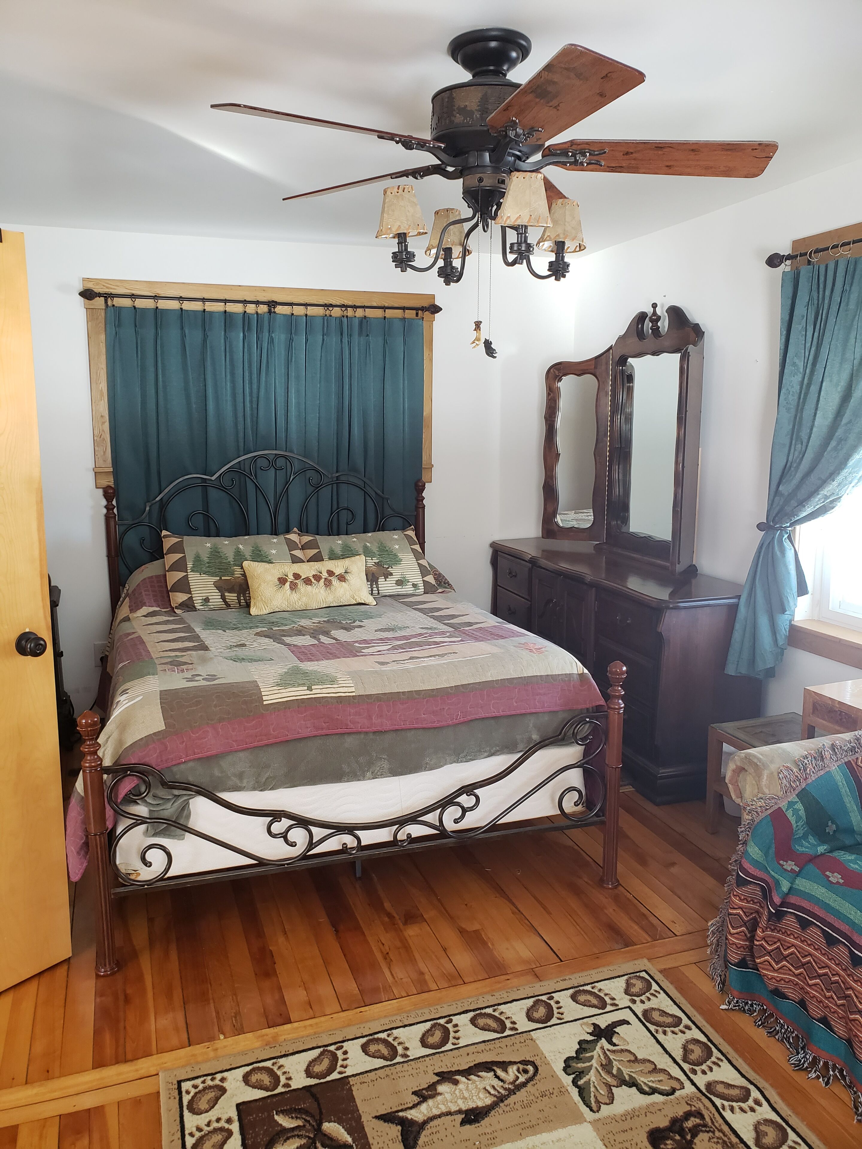 Private Country House with History, Wi-Fi, Jetted Tub, 5 BR