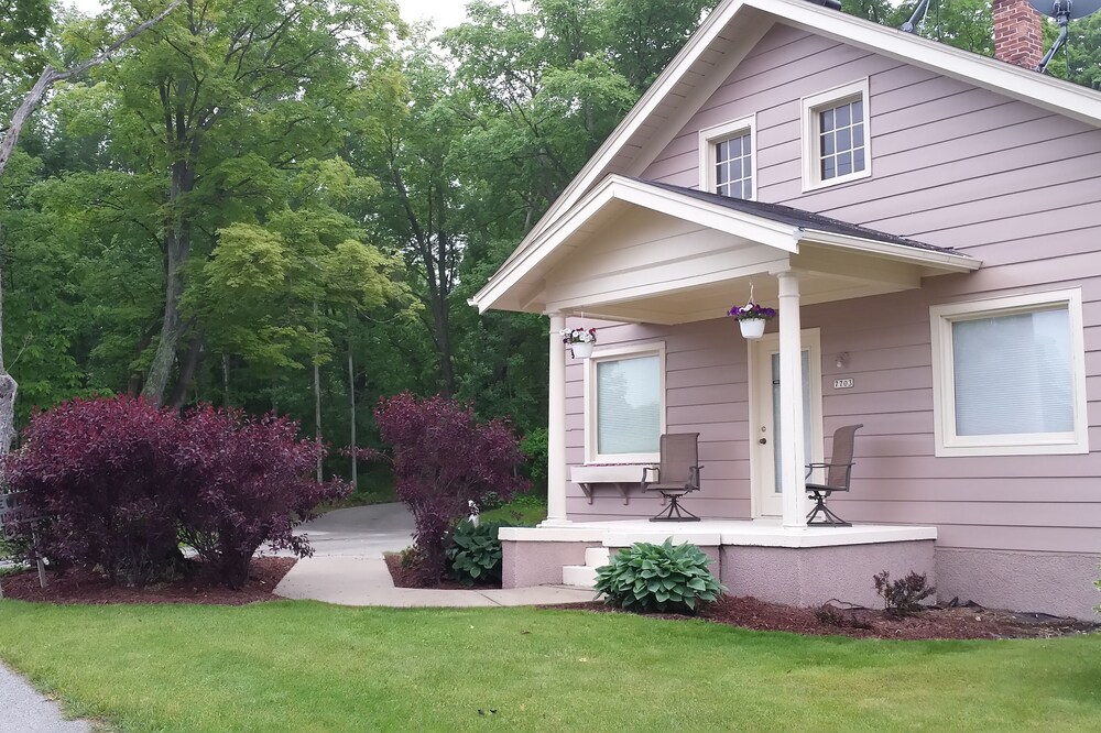 The Larsen House ~ Outstanding Location Near Excellent Attractions!