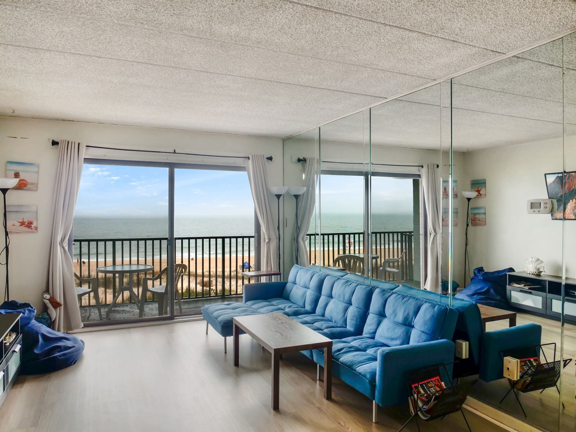 Een smart-tv en boeken