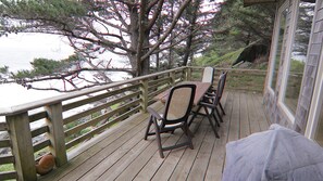 Outdoor dining - West Cove -Oceanfront Private Beach (Gold Beach)