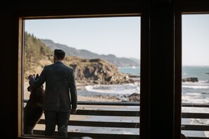 Interior - West Cove -Oceanfront Private Beach (Gold Beach)