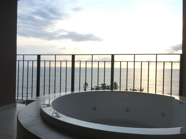 Tina de hidromasaje al aire libre