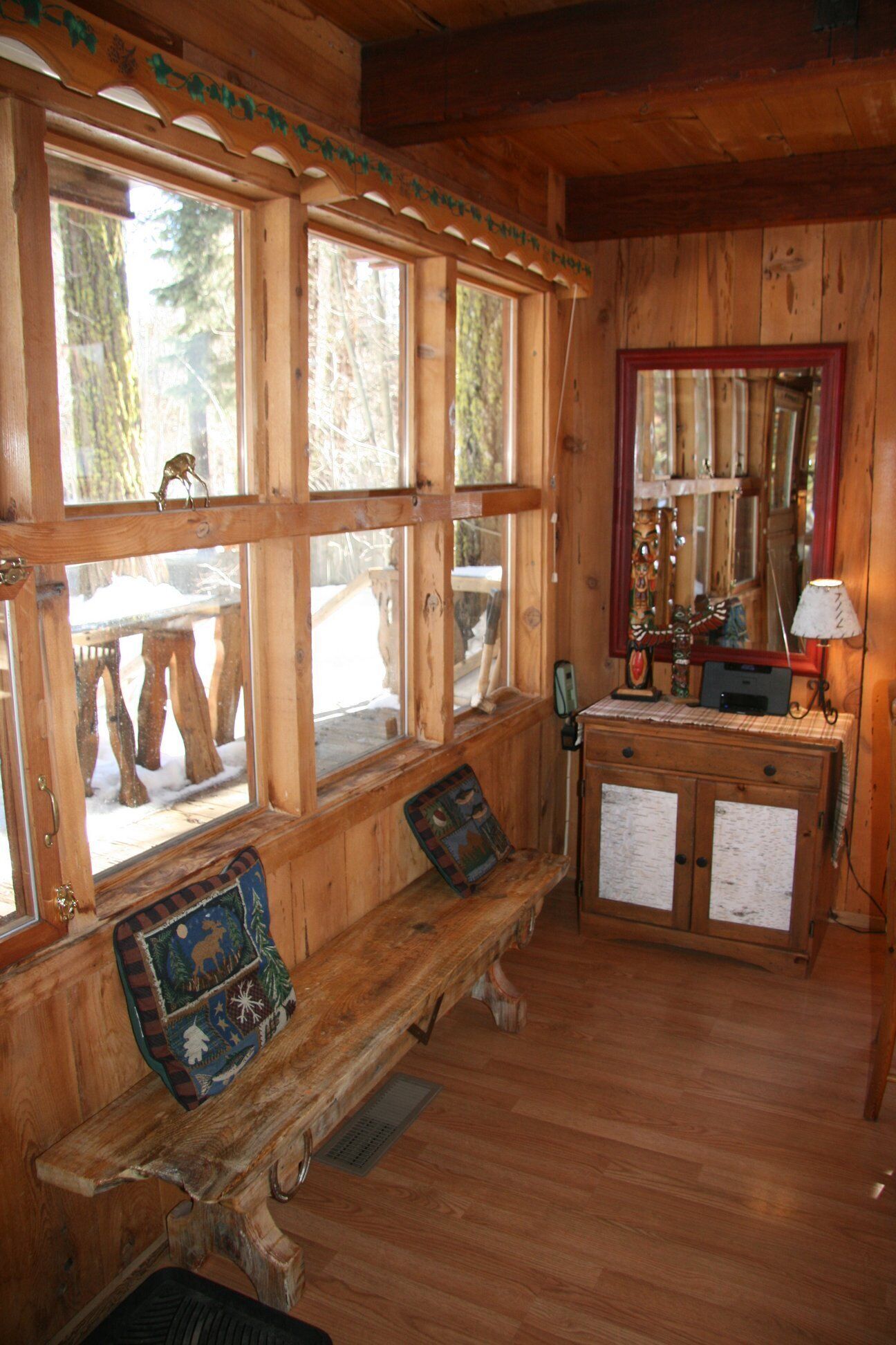 Romantic Log Cabin with Hot Tub & Internet (Dog Friendly)