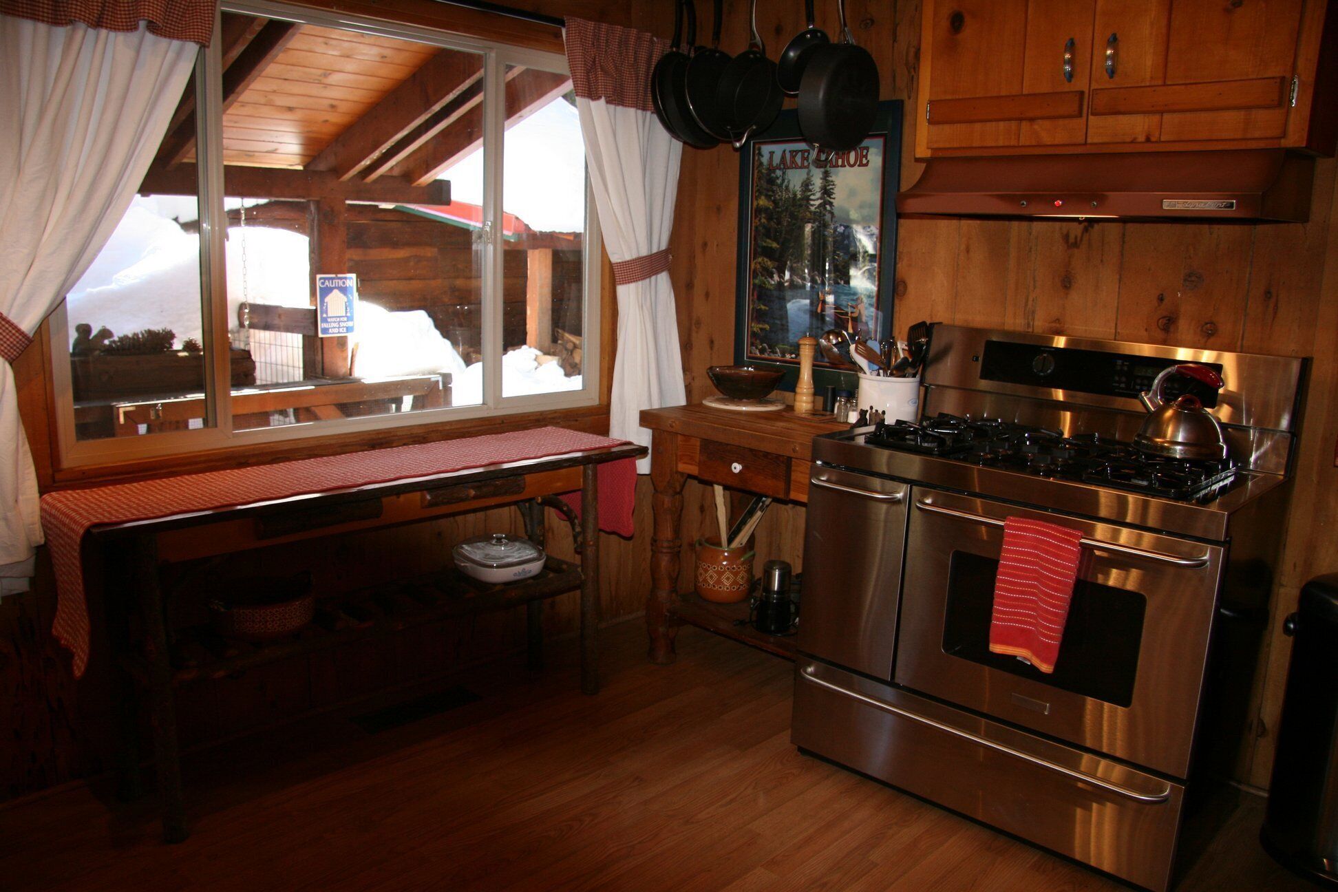 Romantic Log Cabin with Hot Tub & Internet (Dog Friendly)