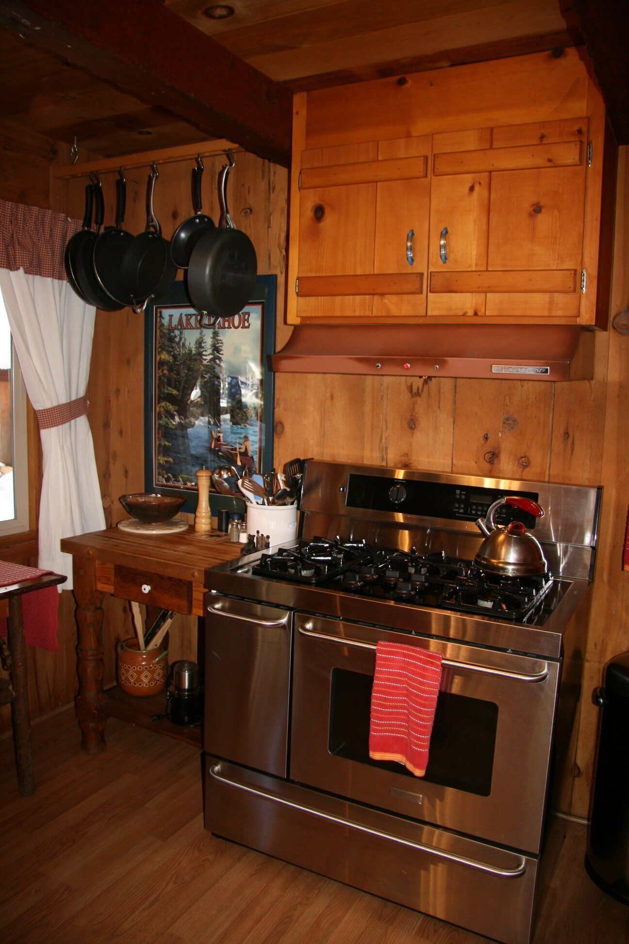 Romantic Log Cabin with Hot Tub & Internet (Dog Friendly)