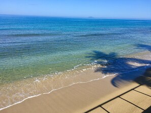 Plage, chaises longues, serviettes de plage
