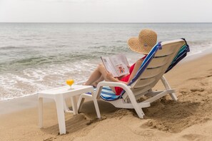 Plage, chaises longues, serviettes de plage