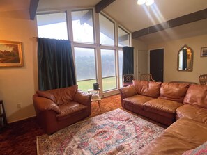 Smart TV, books - Groovy Country Pad in a Serene Setting (Junction)