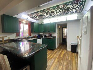 Fridge, microwave, oven, stovetop - Groovy Country Pad in a Serene Setting (Junction)