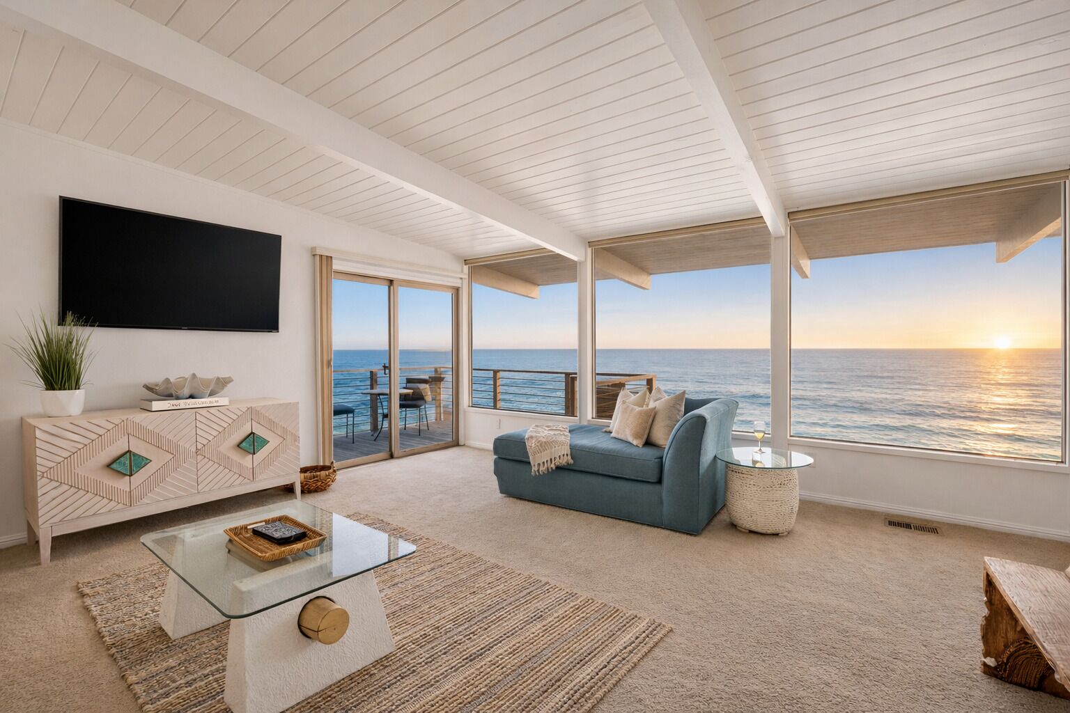 TV connectée, cheminée, lecteur de DVD, livres