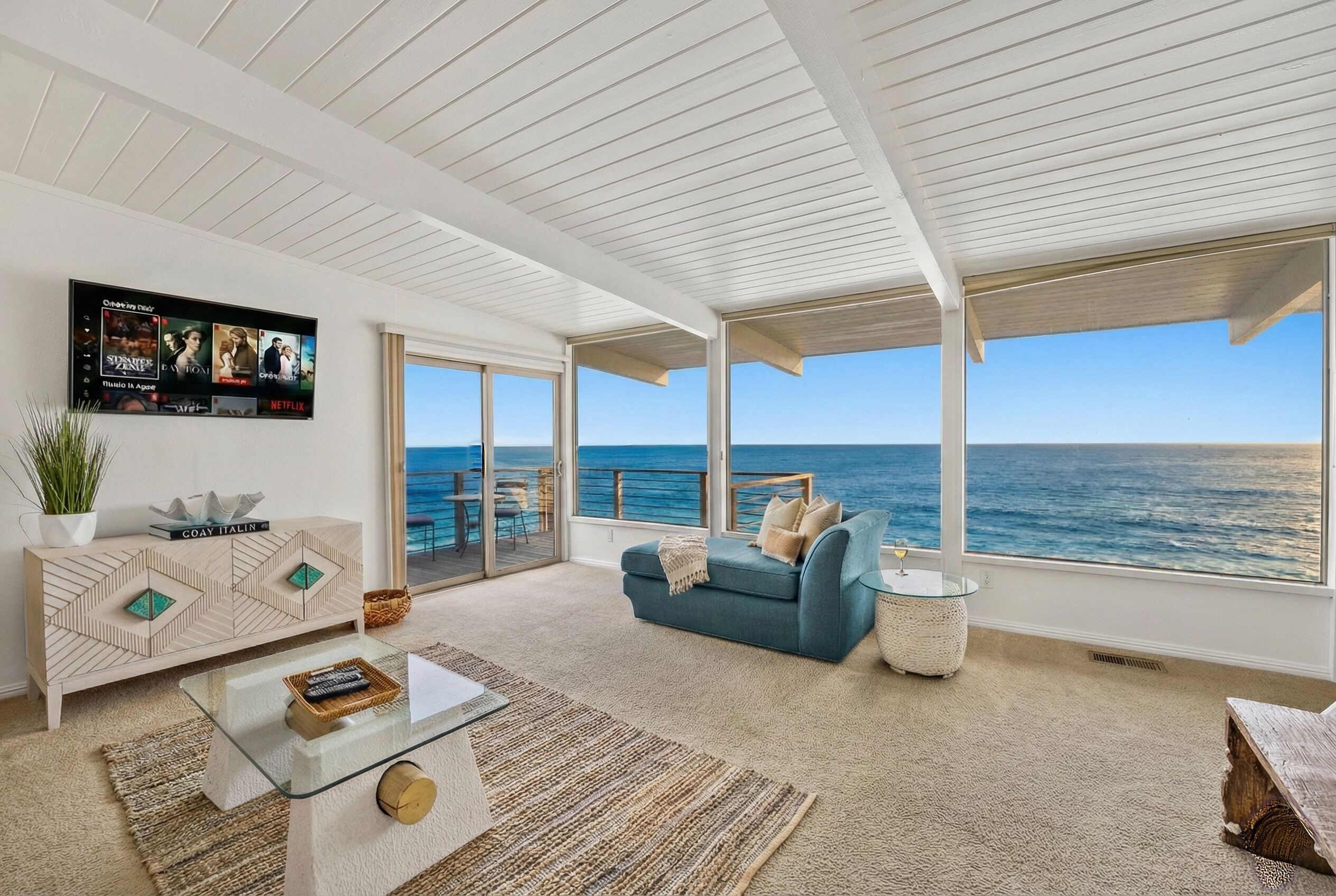 Smart TV, chimenea, reproductor de DVD y libros 