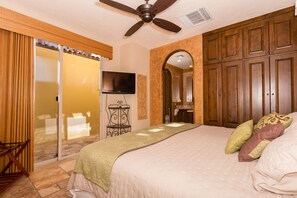 3 habitaciones, escritorio y tabla de planchar con plancha 