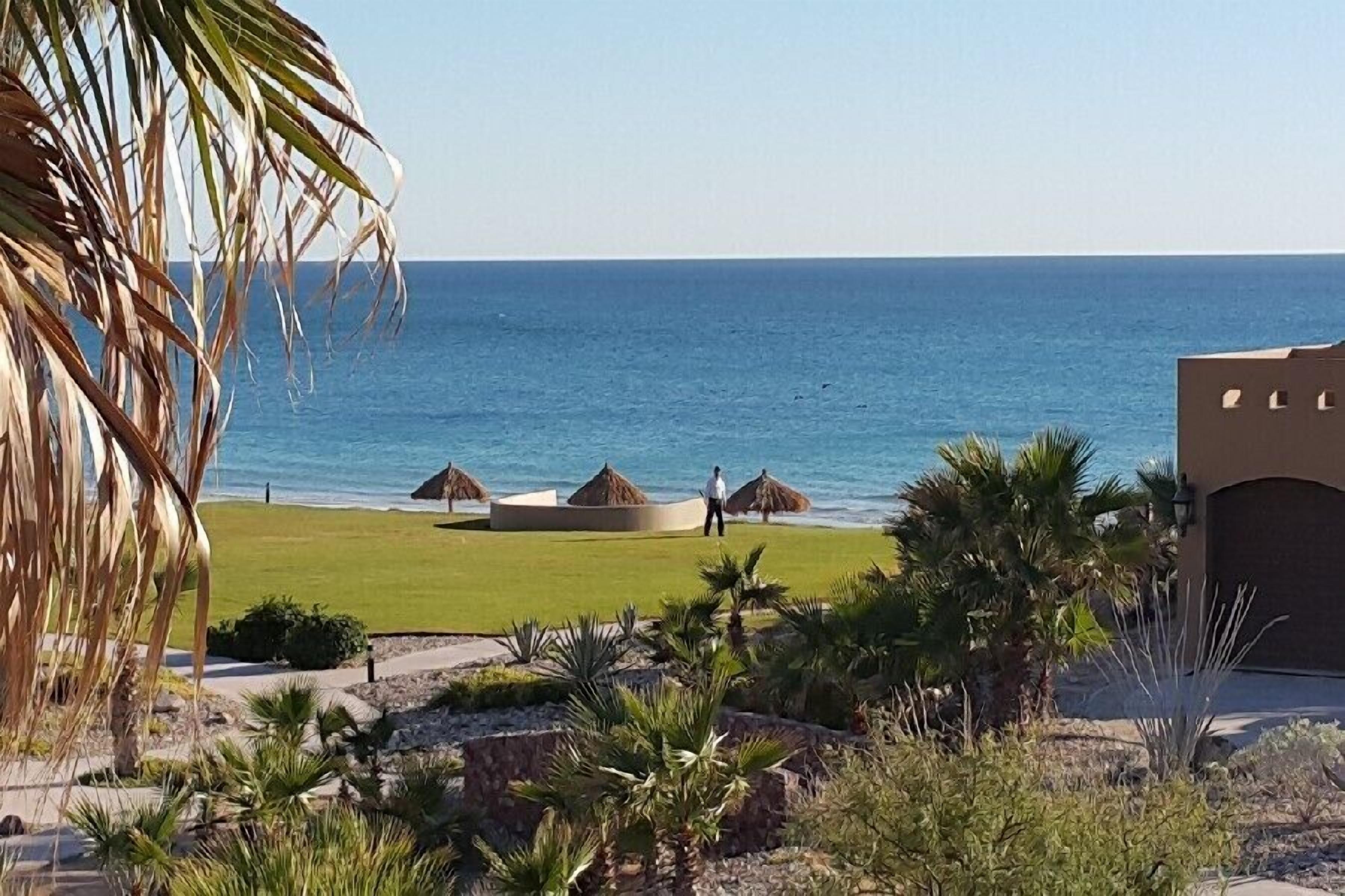 Plage, chaises longues, serviettes de plage
