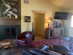 Smart TV, fireplace, DVD player, ping pong - Spanish Ranch on the Arkansas River- enjoy the rushing river from the Hot tub! (Howard)