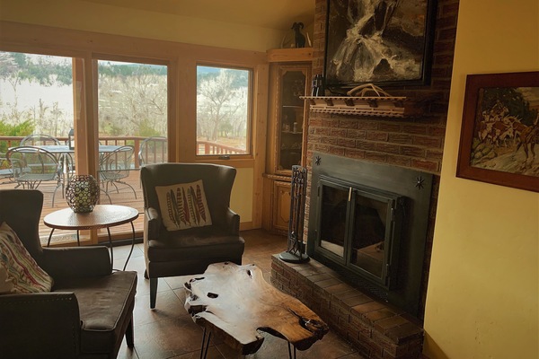 TV connectée, cheminée, lecteur de DVD, table de tennis de table