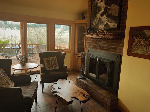 Smart TV, fireplace, DVD player, table tennis - Spanish Ranch on the Arkansas River- enjoy the rushing river from the Hot tub! (Howard)