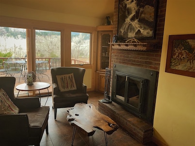 Spanish Ranch on the Arkansas River- enjoy the rushing river from the Hot tub!