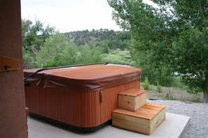 Outdoor spa tub - Spanish Ranch on the Arkansas River- enjoy the rushing river from the Hot tub! (Howard)