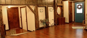 1830年に建てられた栗の納屋は、ワインバーグの趣のあるアーミッシュの町に位置しています