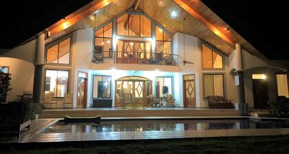 Privates Paradies --- Schönes, geräumiges Haus mit großem Pool und Meerblick