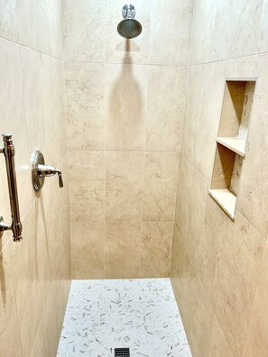 وحدات دش مع أحواض استحمام، مجففات شعر، مناشف، صابون