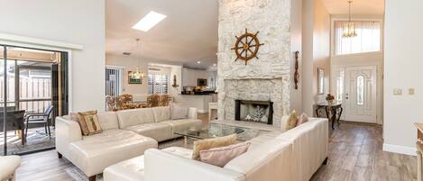 TV connectée, cheminée, livres