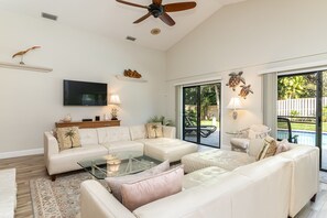 Smart TV, fireplace, books - Jupiter Inlet Village House W/Pool - Walk to the Beach, Inlet, Pelican Club (Jupiter)