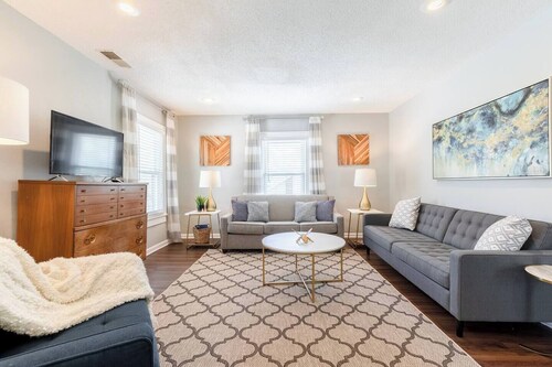 Relaxing 2BR Getaway Near KU Med with Pool | 18