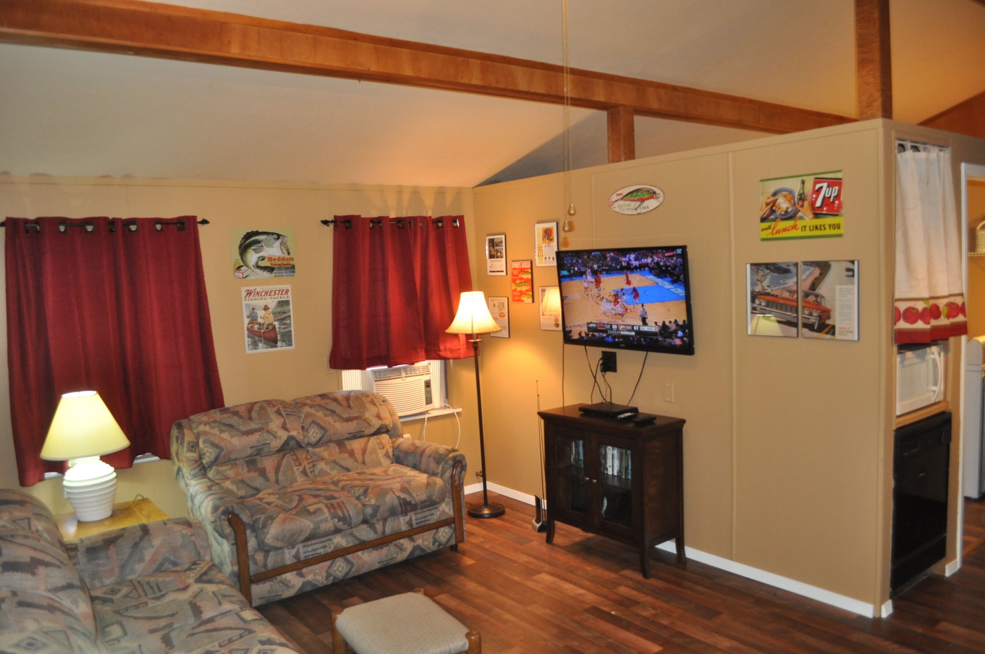 Sherwood Oaks Lodge Sleeps 4-5.