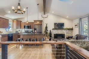 Smart-TV, peis, DVD-spiller og musikkbibliotek