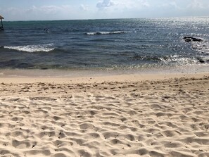 En la playa, camastros y toallas de playa 