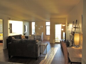 Smart TV, stereo - Harbor Steps w/ WATER Views - Walk to Stadium/Restaurants - So Much Space! (Seattle)