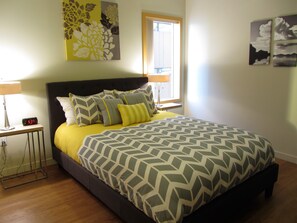 3 bedrooms, iron/ironing board, travel cot, WiFi - Harbor Steps w/ WATER Views - Walk to Stadium/Restaurants - So Much Space! (Seattle)