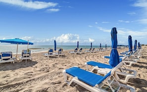 On the beach - 25% off Beautiful and spacious ocean view condo in Palm Beach Resort and Spa unit 710 (Singer Island)